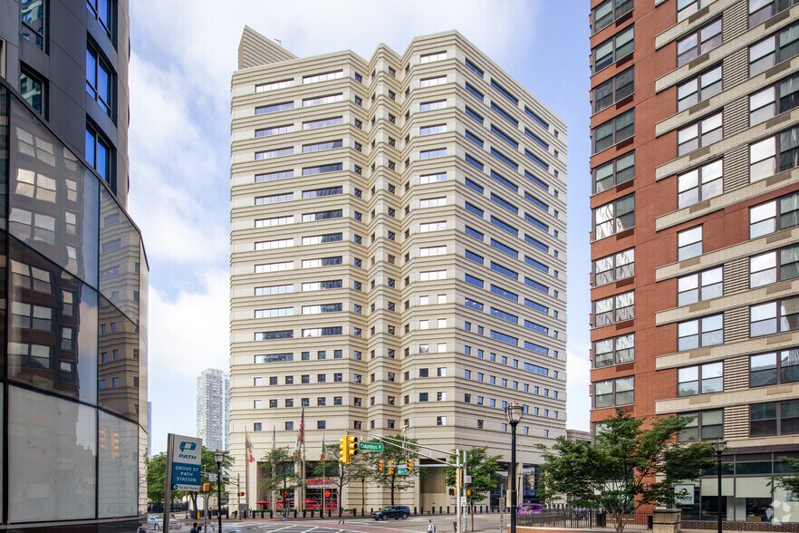95 Christopher Columbus Dr, Jersey City, NJ à louer - Photo de l’immeuble – Image 3 sur 3