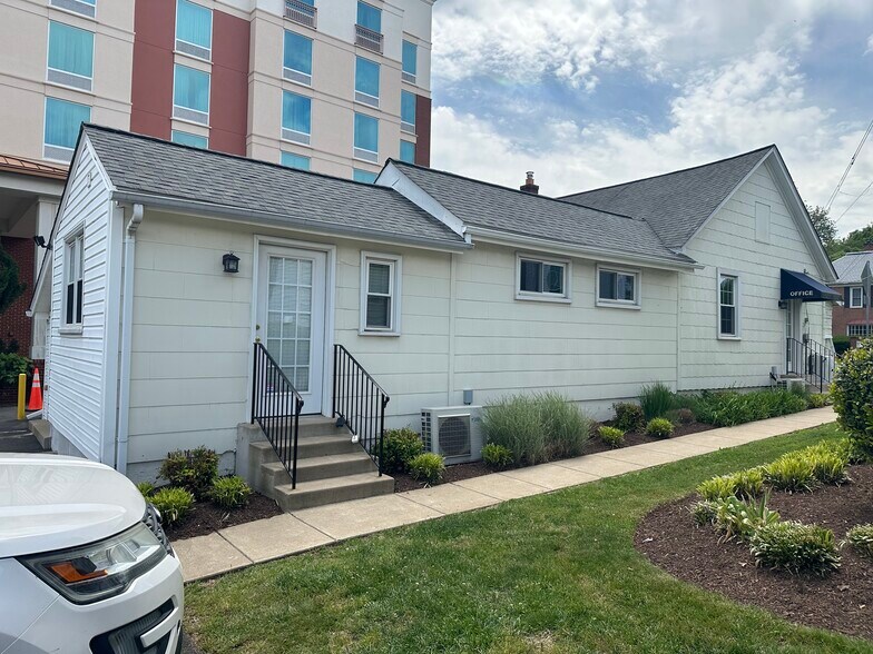 710 W Broad St, Falls Church, VA à louer - Photo de l’immeuble – Image 3 sur 6
