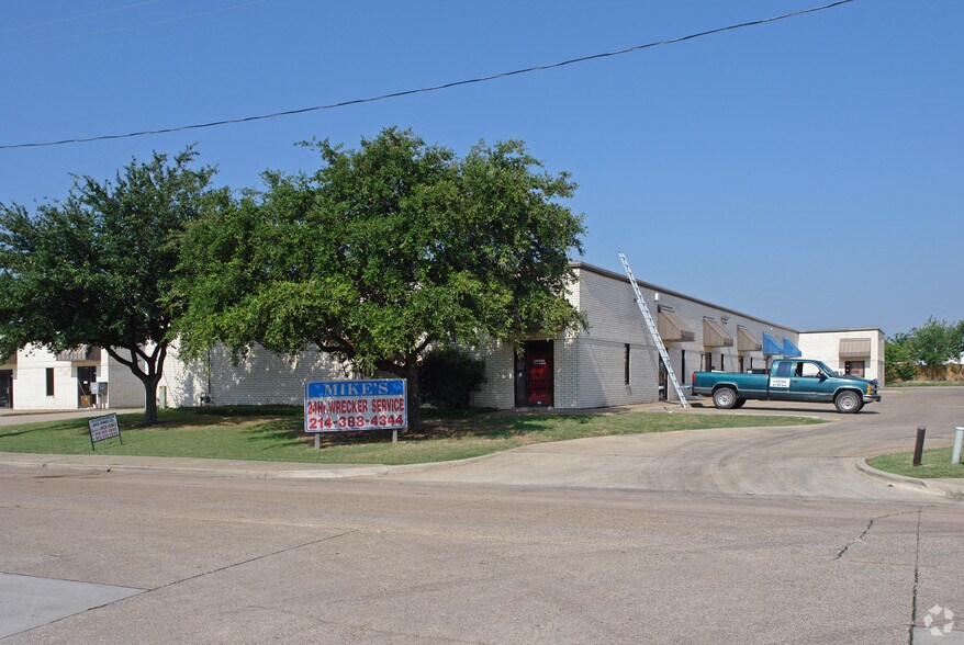 8160 Moberly Ln, Dallas, TX à louer - Photo de l’immeuble – Image 2 sur 6