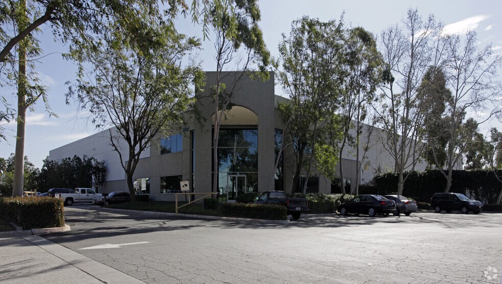 13611 Santa Ana Ave, Fontana, CA à louer - Photo de l’immeuble – Image 1 sur 4