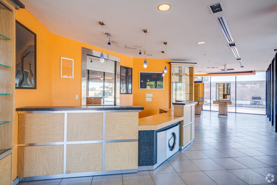 2727 W Glendale Ave, Phoenix, AZ à louer - Hall d’entrée – Image 2 sur 32