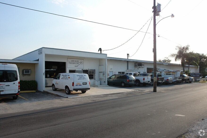 3909-3939 SW 12th Ct, Fort Lauderdale, FL à louer - Photo de l’immeuble – Image 2 sur 20