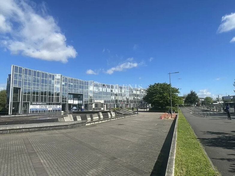 Local d’activités dans Villepinte à louer - Photo de l’immeuble – Image 2 sur 4