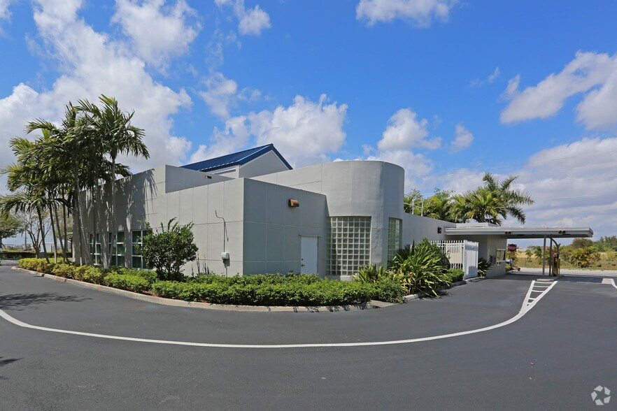 13650 SW 131st St, Miami, FL à louer - Photo de l’immeuble – Image 3 sur 4