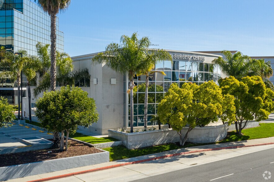 7801 Center Ave, Huntington Beach, CA à louer - Photo de l’immeuble – Image 3 sur 3