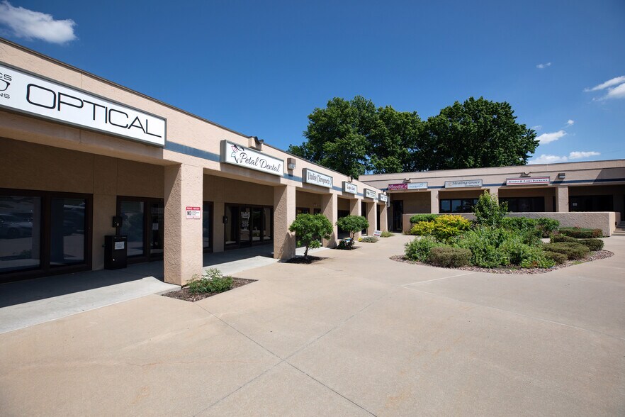 6651 N Oak Trfy, Kansas City, MO à louer - Photo de l’immeuble – Image 3 sur 5