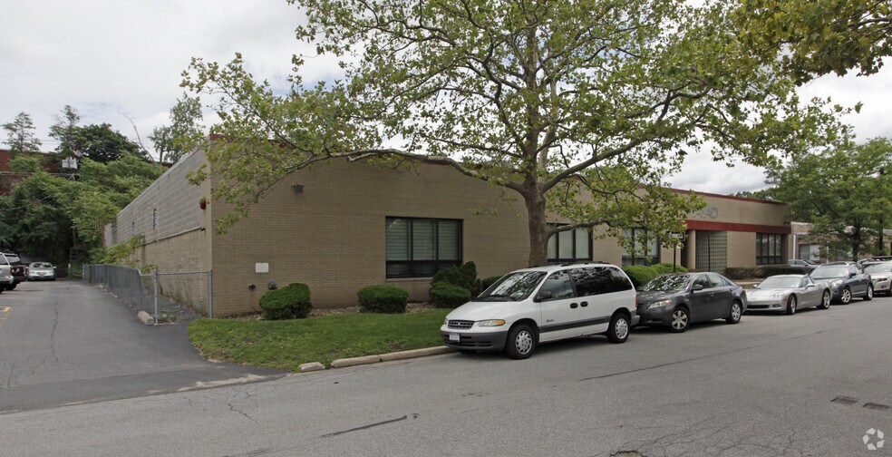 1600 Shames Dr, Westbury, NY à louer - Photo de l’immeuble – Image 2 sur 3