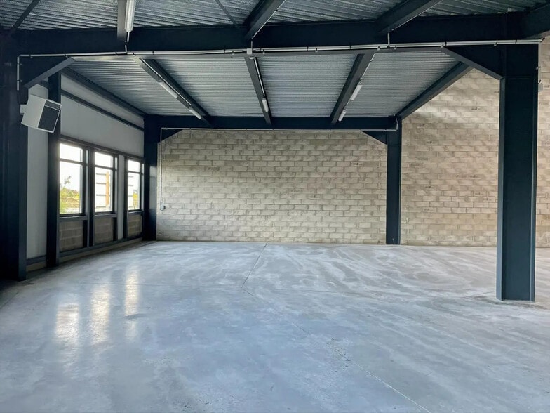 Local d'activités dans Marines à vendre - Photo de l’immeuble – Image 2 sur 8
