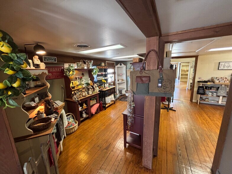135 Harrison St st, Shipshewana, IN à vendre - Photo de l’immeuble – Image 3 sur 10
