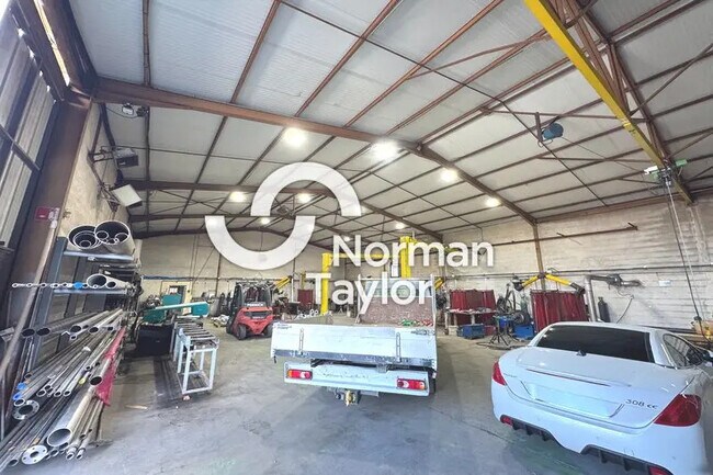 Plus de détails pour Local d'activités à louer