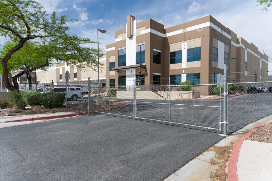 6025 Procyon St, Las Vegas, NV à louer - Photo de l’immeuble – Image 2 sur 6