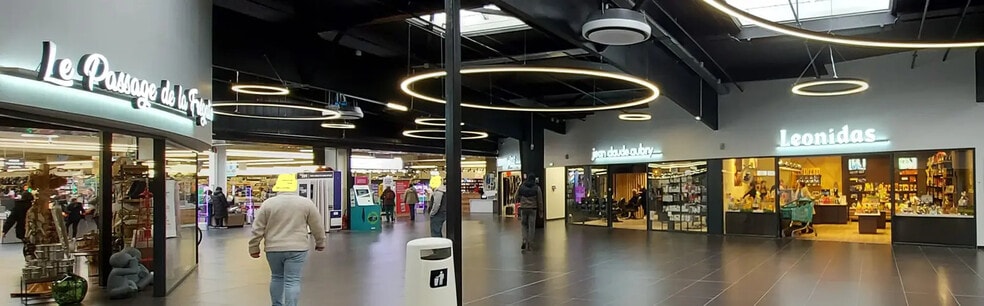 Local commercial dans Rochefort à louer - Hall d’entrée – Image 2 sur 3