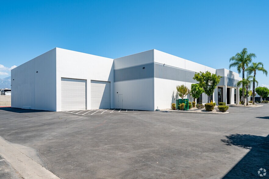 1137 E Philadelphia St, Ontario, CA à louer - Photo de l’immeuble – Image 3 sur 4