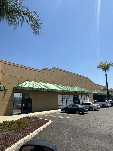 2211-2249 E Garvey Ave N, West Covina, CA à louer - Photo de l’immeuble – Image 3 sur 9