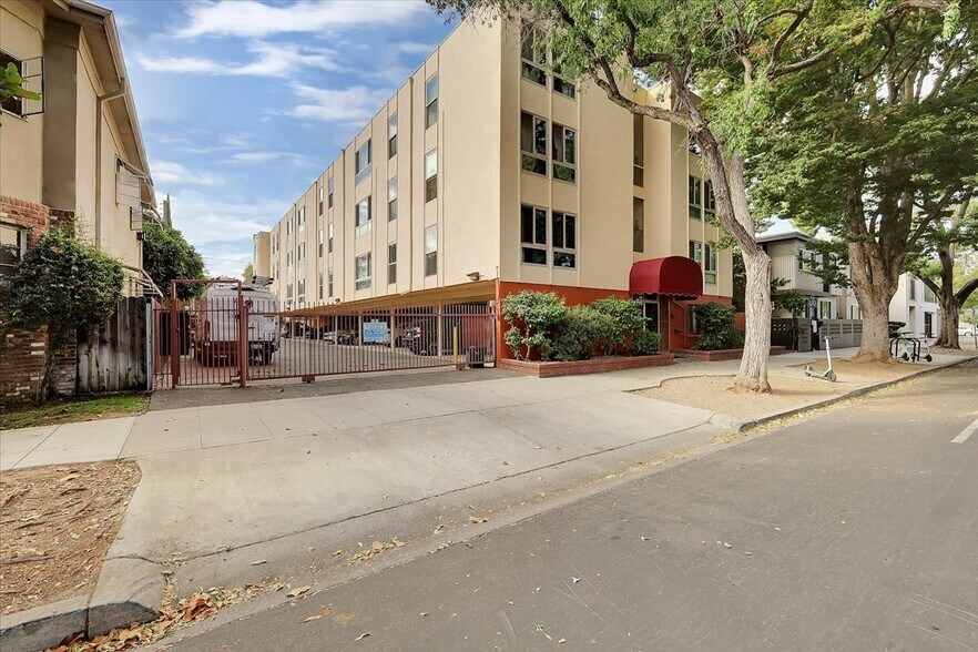 2320 P St, Sacramento, CA à vendre - Photo principale – Image 1 sur 28