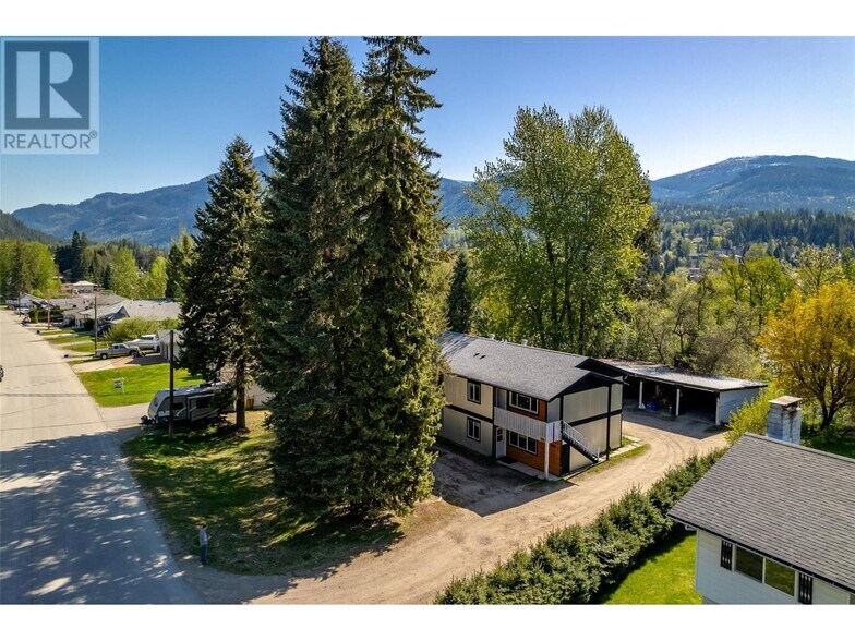 1810 1 St, Fruitvale, BC à vendre - Photo de l’immeuble – Image 2 sur 24