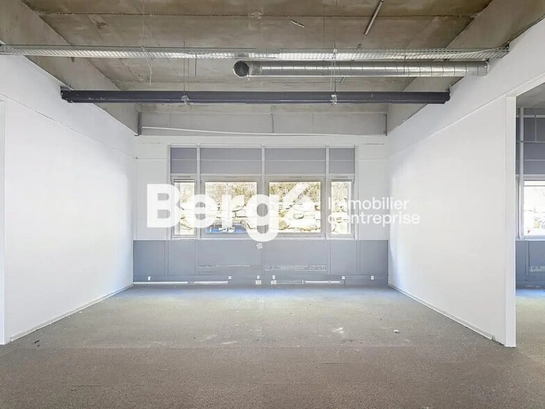 Industriel/Logistique dans Valbonne à louer - Photo de l’immeuble – Image 1 sur 24