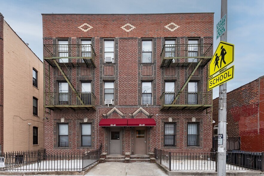 3545 Crescent St, Astoria, NY à vendre - Photo de l’immeuble – Image 1 sur 10