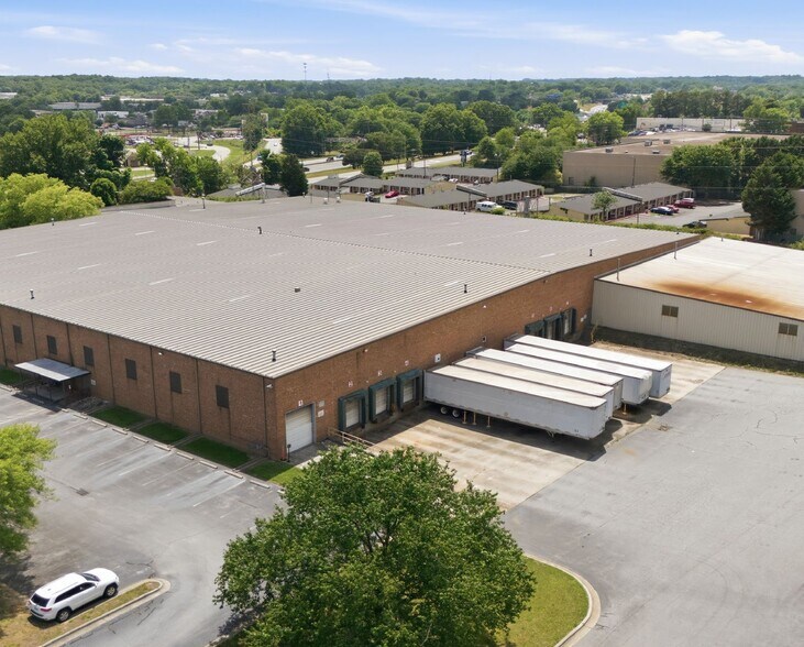 200 E Meadowview Rd, Greensboro, NC à louer - Photo de l’immeuble – Image 3 sur 11