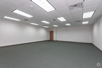 5940 W Touhy Ave, Niles, IL à louer Photo intérieure– Image 2 sur 4