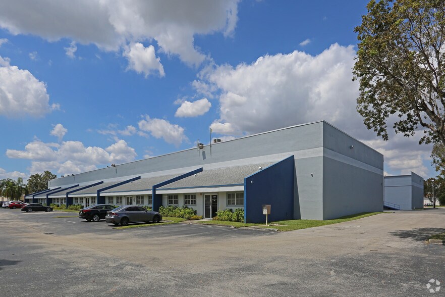 12176-12198 SW 128th St, Miami, FL à louer - Photo de l’immeuble – Image 3 sur 4