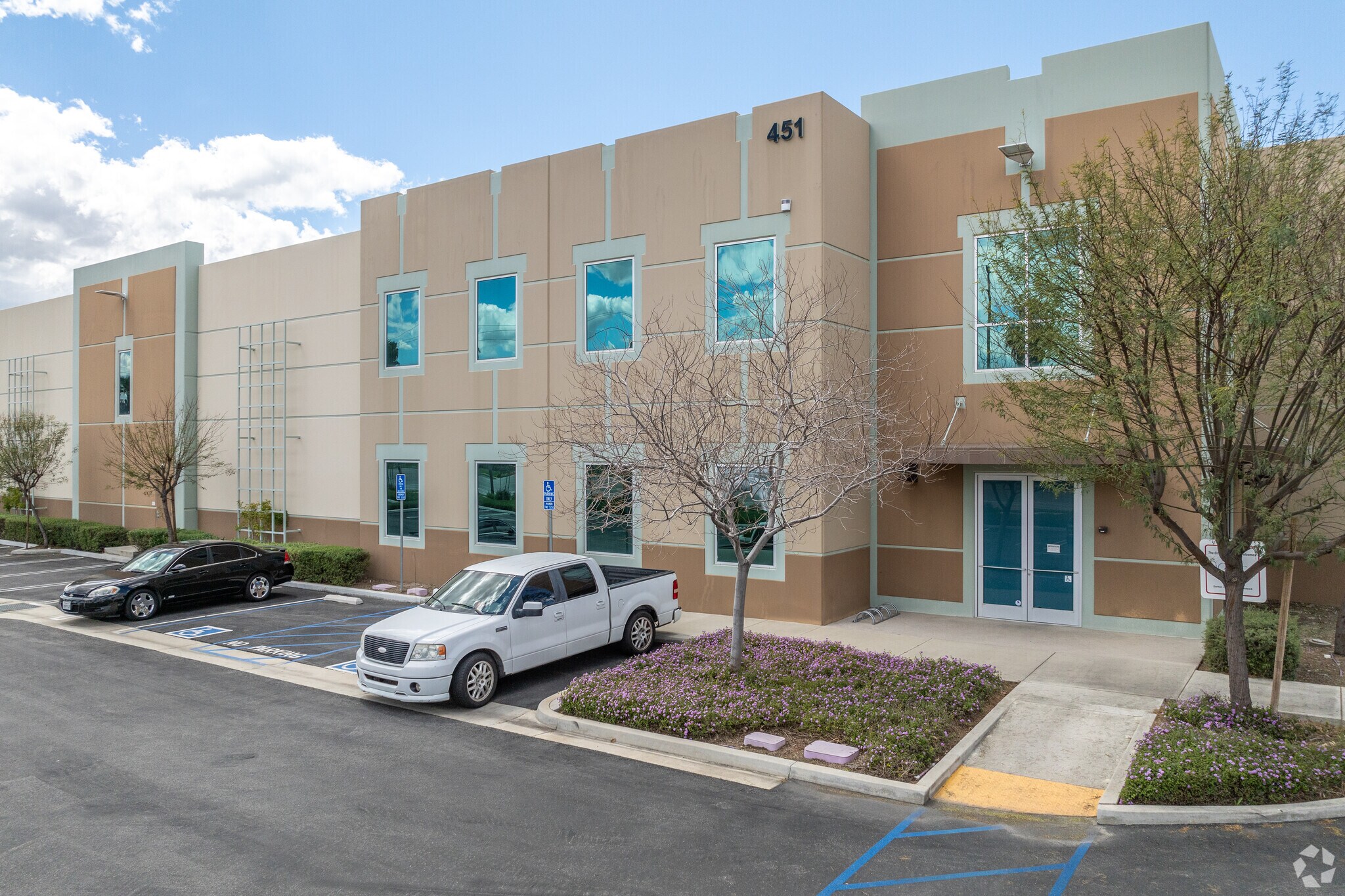 451 Alabama St, Redlands, CA à louer Photo principale– Image 1 sur 8