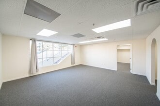 6711 Forest Lawn Dr, Los Angeles, CA à louer Photo intérieure– Image 2 sur 12