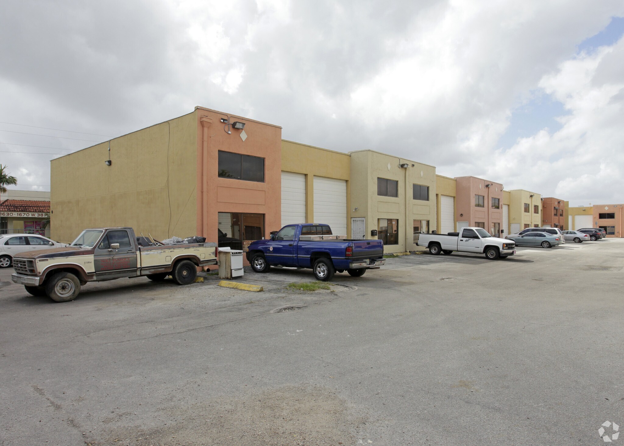 1671 W 38th Pl, Hialeah, FL à vendre Photo de l’immeuble– Image 1 sur 2