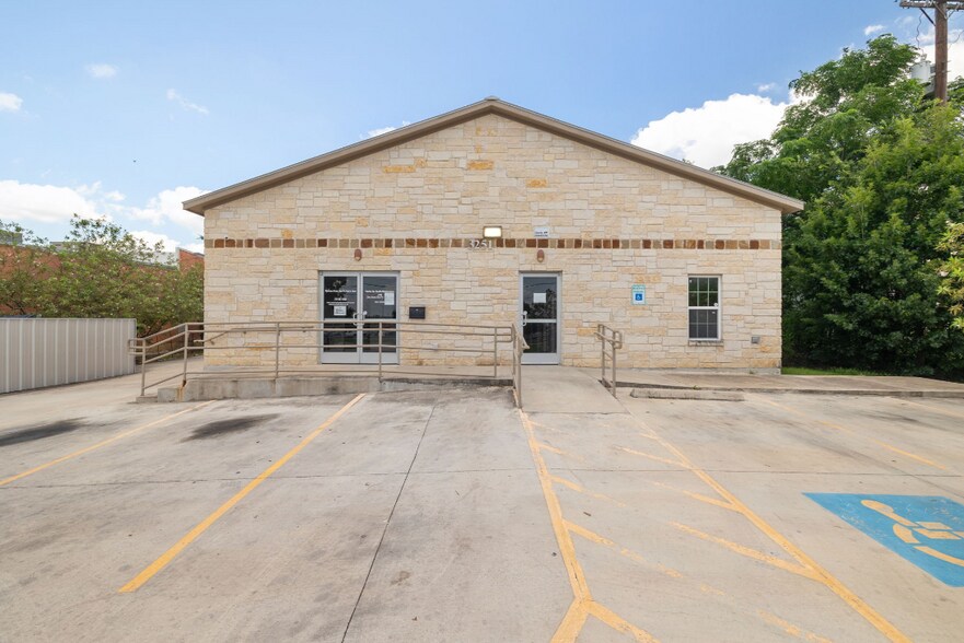 3251 Harry Wurzbach Rd, San Antonio, TX à louer - Photo de l’immeuble – Image 3 sur 32