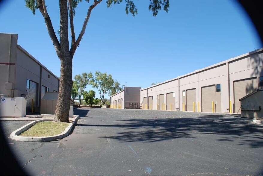 2401 W Behrend Dr, Phoenix, AZ à louer - Photo de l’immeuble – Image 3 sur 5