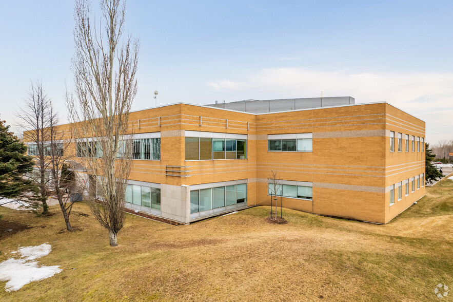 7210-7220 Rue Frederick-Banting, Saint-Laurent, QC à vendre - Photo principale – Image 1 sur 12