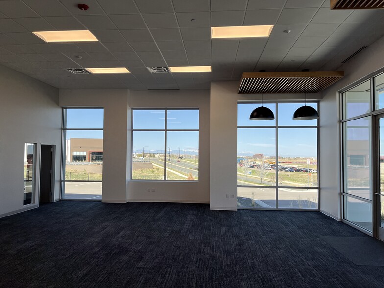 8039 S. Chambers Rd., Englewood, CO à louer - Photo de l’immeuble – Image 2 sur 4