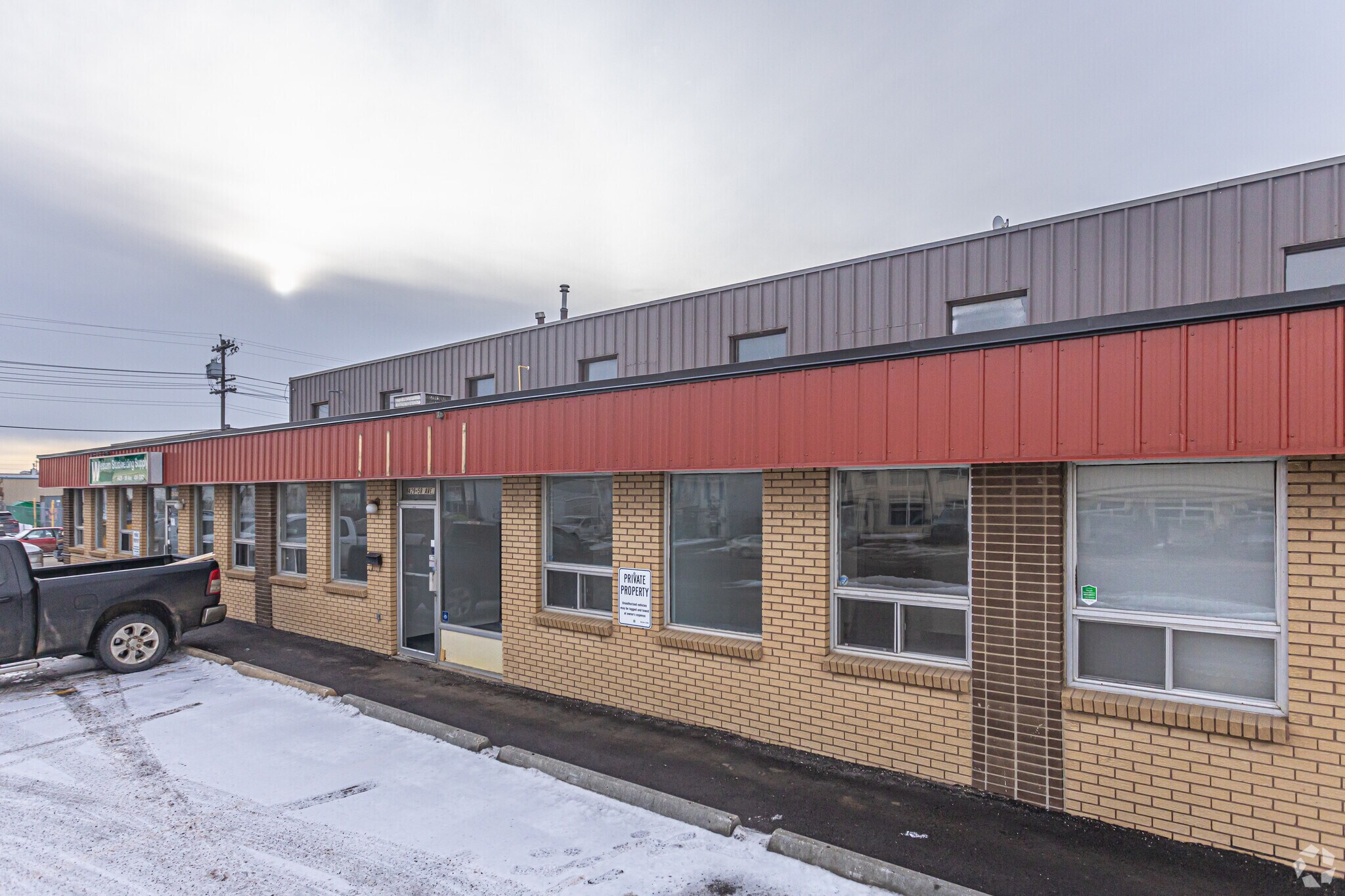 9433 58 Av NW, Edmonton, AB à louer Photo principale– Image 1 sur 7