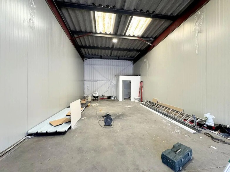 Local d’activités dans Conflans-Sainte-Honorine à louer - Photo de l’immeuble – Image 3 sur 13