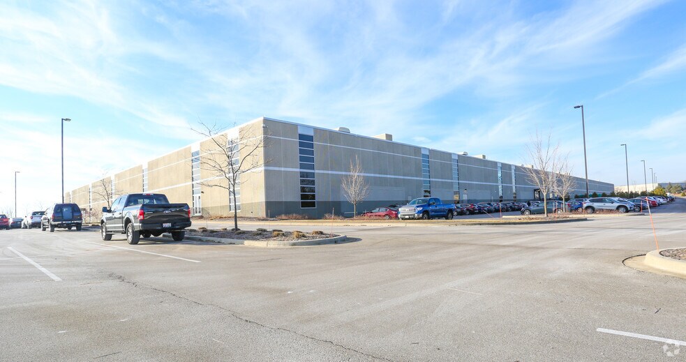 W165N5830 Ridgewood Dr, Menomonee Falls, WI à louer - Photo de l’immeuble – Image 2 sur 12