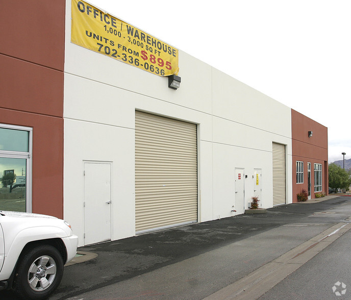 4560 Donovan Way, North Las Vegas, NV à louer - Photo de l’immeuble – Image 3 sur 5