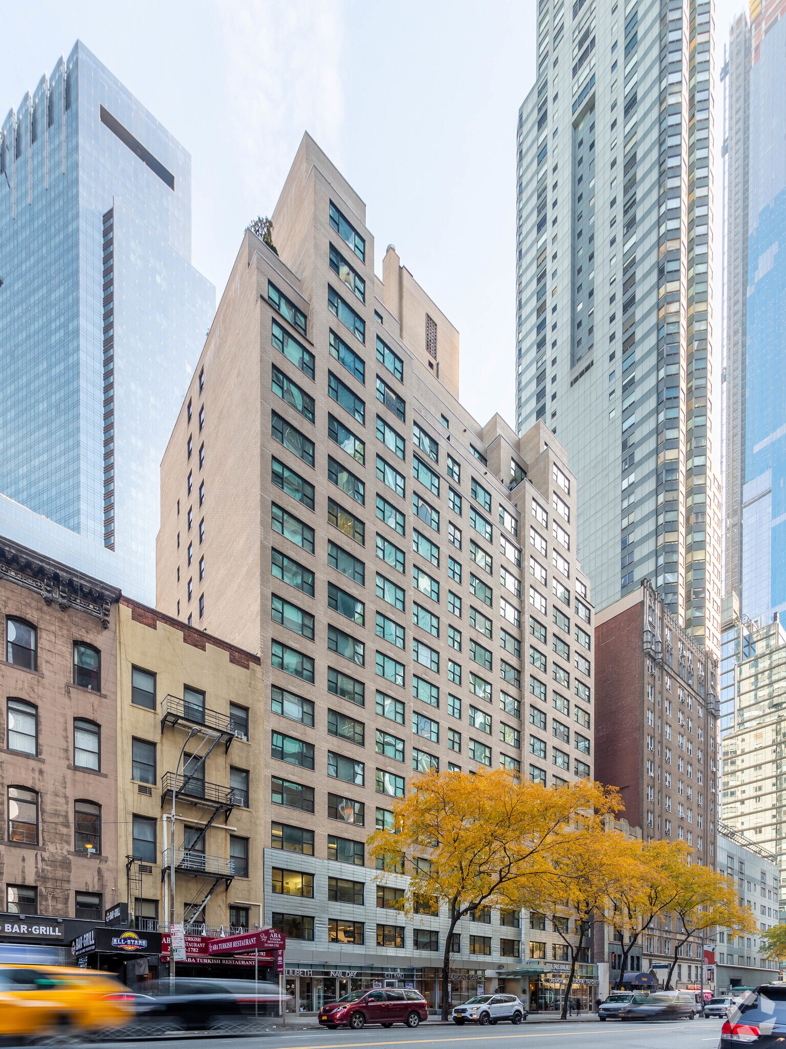 330 W 58th St, New York, NY à louer Photo de l’immeuble– Image 1 sur 18