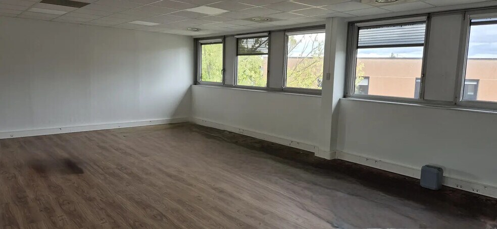 Bureau dans Bron à louer - Photo de l’immeuble – Image 3 sur 5