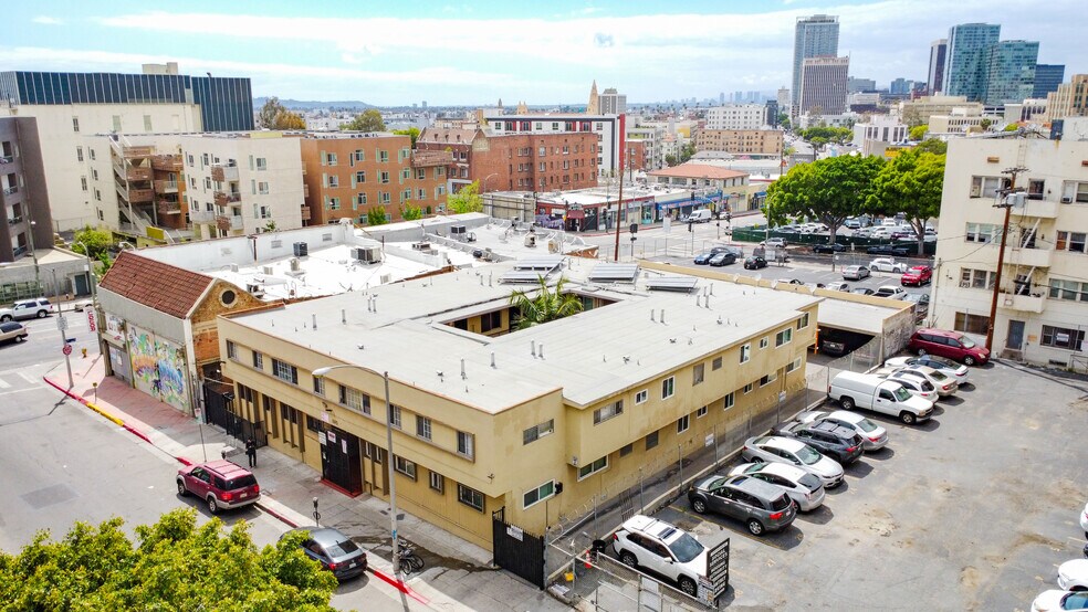 685 S Coronado St, Los Angeles, CA à vendre - Photo de l’immeuble – Image 1 sur 24