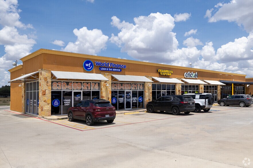 1502 W Oaklawn Dr, Pleasanton, TX à louer - Photo principale – Image 2 sur 4