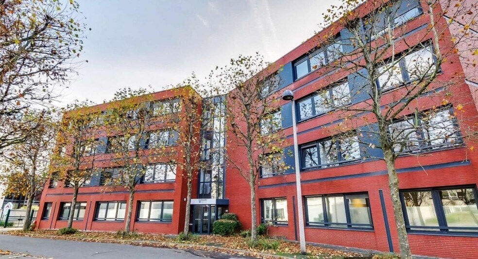 1 Rue James Joule, Guyancourt à louer - Photo de l’immeuble – Image 1 sur 12