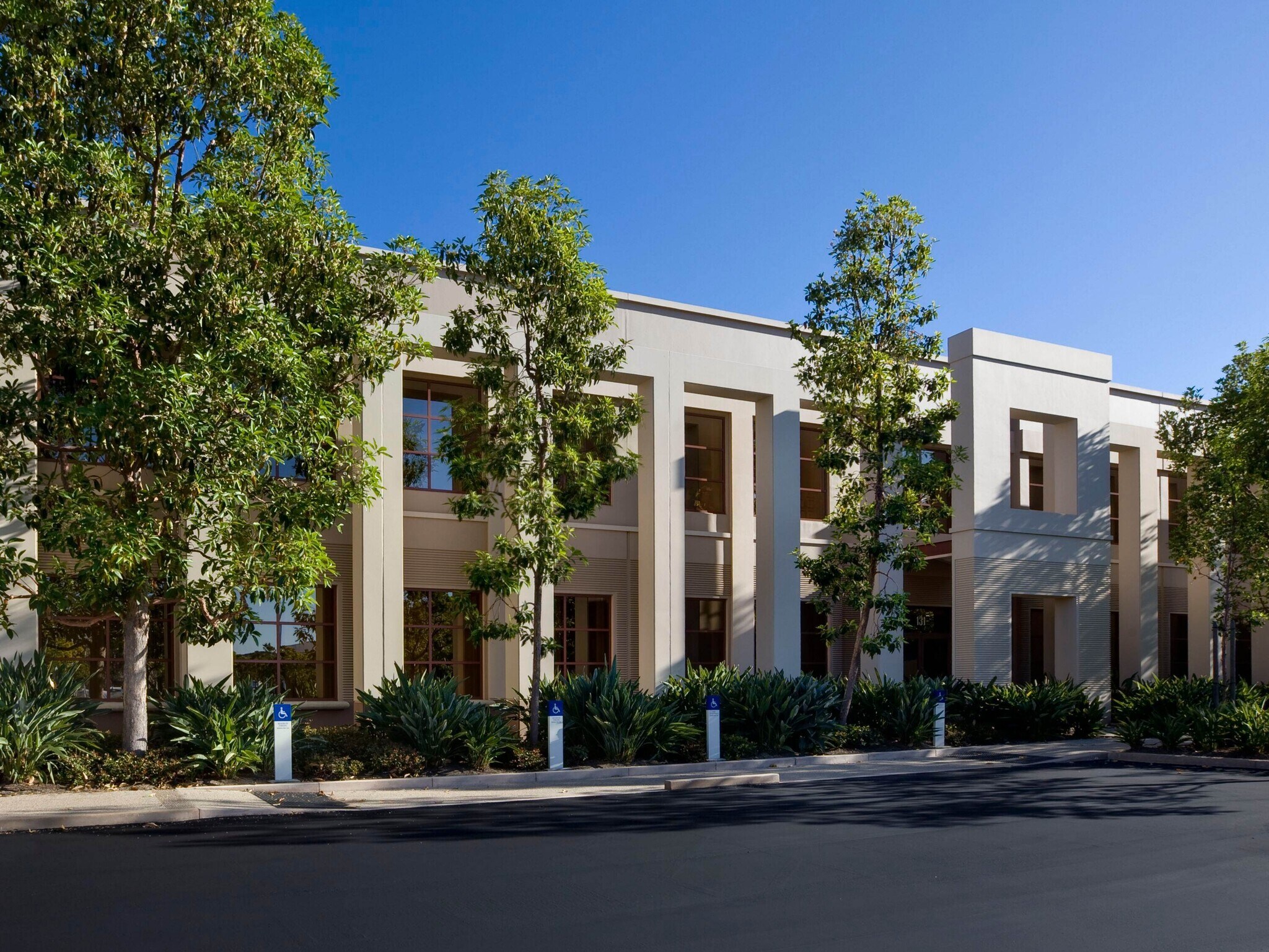 111 Academy Dr, Irvine, CA à louer Photo de l’immeuble– Image 1 sur 44