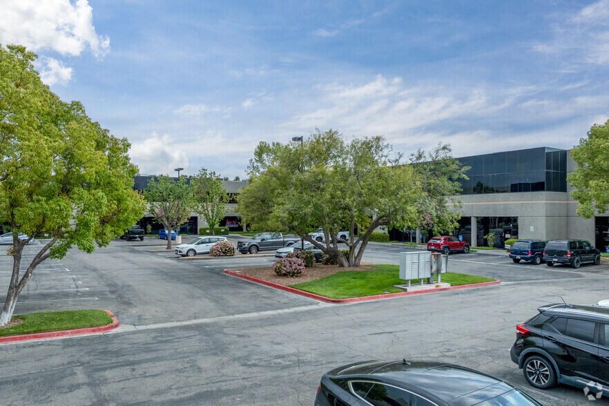 26074 Avenue Hall, Valencia, CA à louer - Photo de l’immeuble – Image 2 sur 7