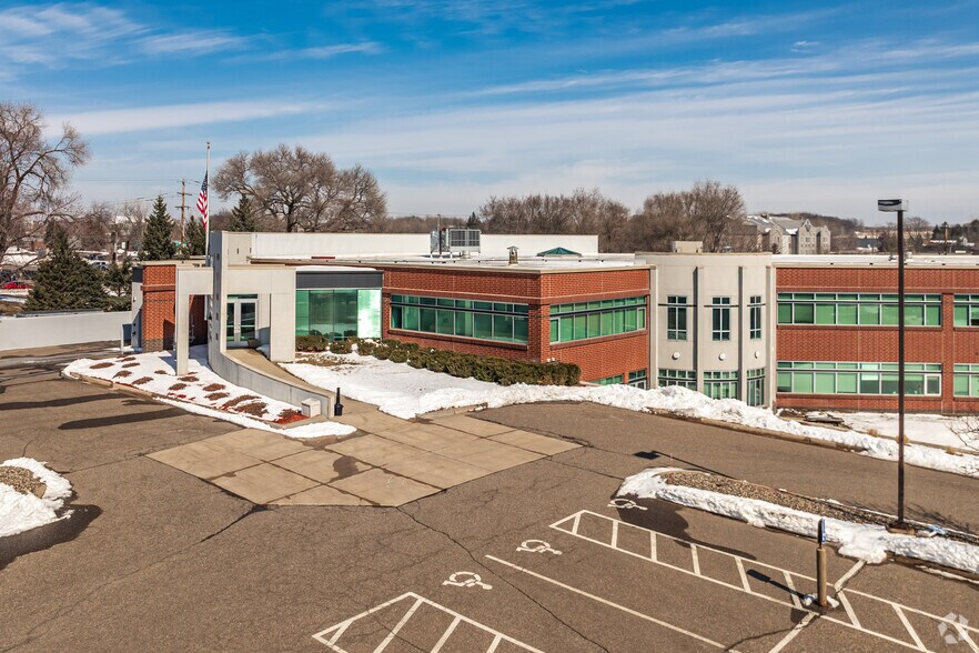 800 Lone Oak Rd, Eagan, MN à louer - Photo de l’immeuble – Image 2 sur 7