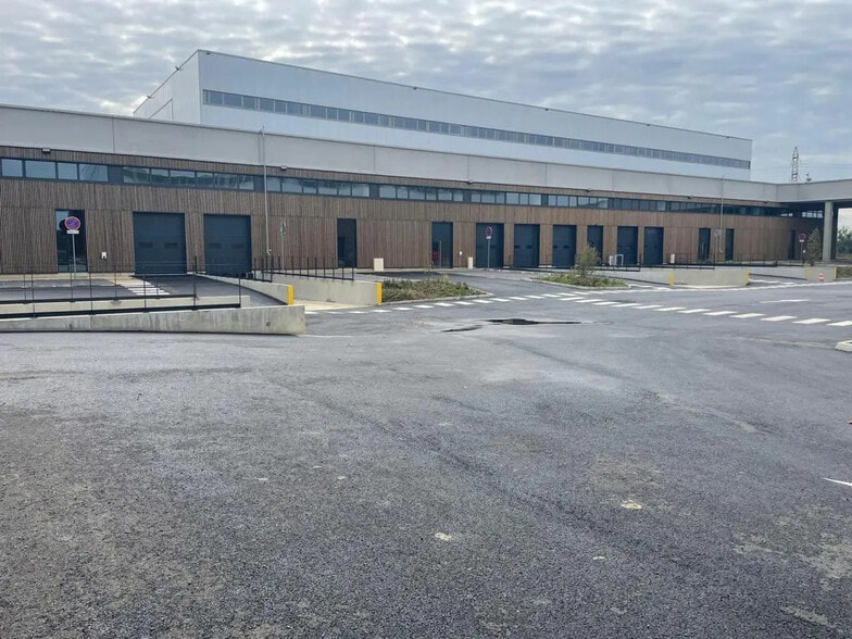 Local commercial dans Tremblay-en-France à louer - Photo de l’immeuble – Image 2 sur 6