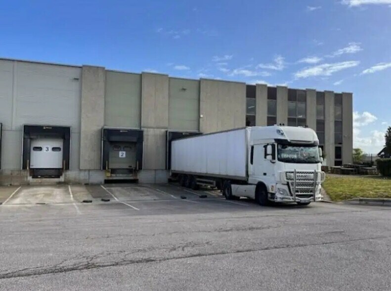 Industriel/Logistique dans Val-de-Reuil à louer - Photo de l’immeuble – Image 2 sur 3