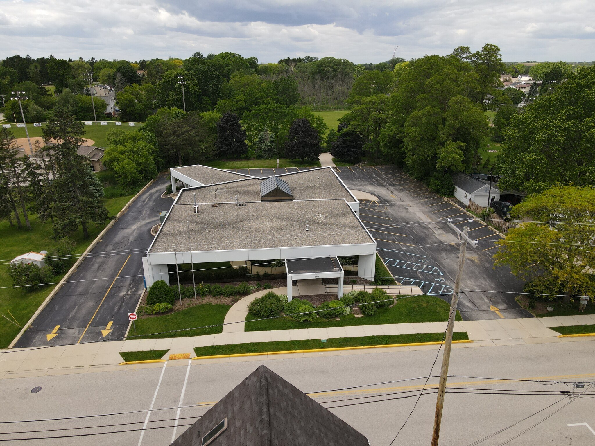 201 Allen St, Random Lake, WI à louer Photo de l’immeuble– Image 1 sur 28