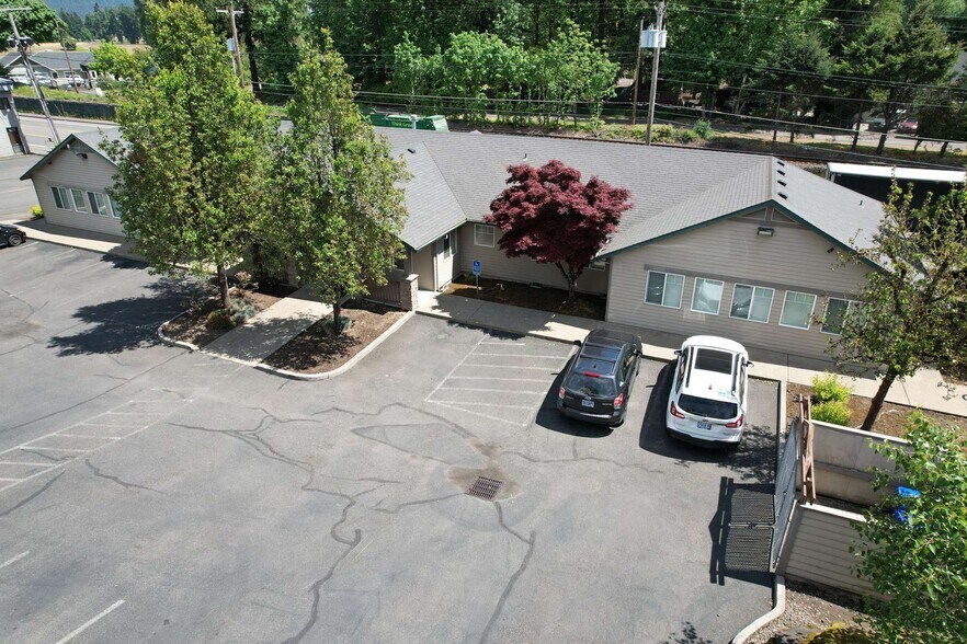 880 82nd Dr, Gladstone, OR à vendre - Photo principale – Image 1 sur 11