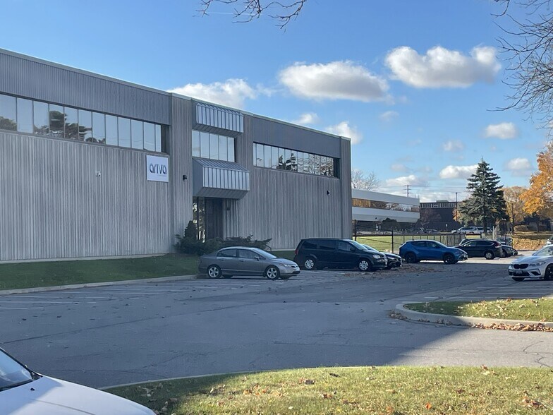 1330 Courtneypark Dr E, Mississauga, ON à louer - Photo de l’immeuble – Image 2 sur 5