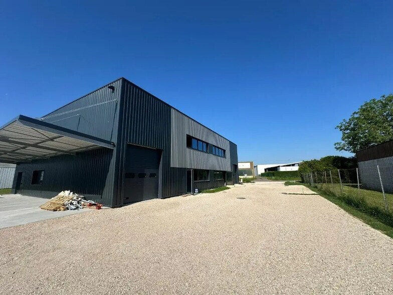 Local d’activités dans Crissey à louer - Photo de l’immeuble – Image 3 sur 5